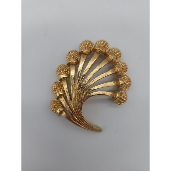 Monet Vintage Brooch Goldtone Designer Pin Wheat Cascade Design Signed - Picture 1 of 12